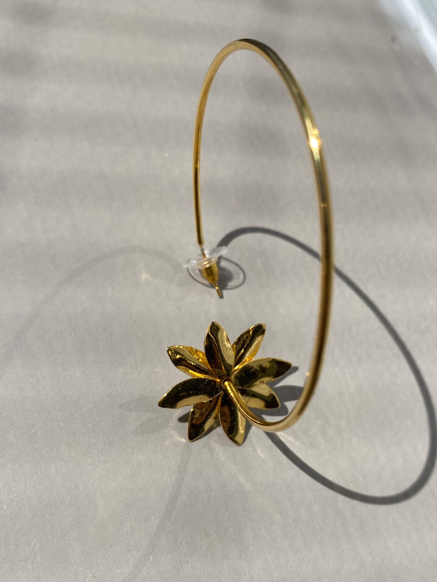 231 Argolla grande básica de aro con flor orfebrería