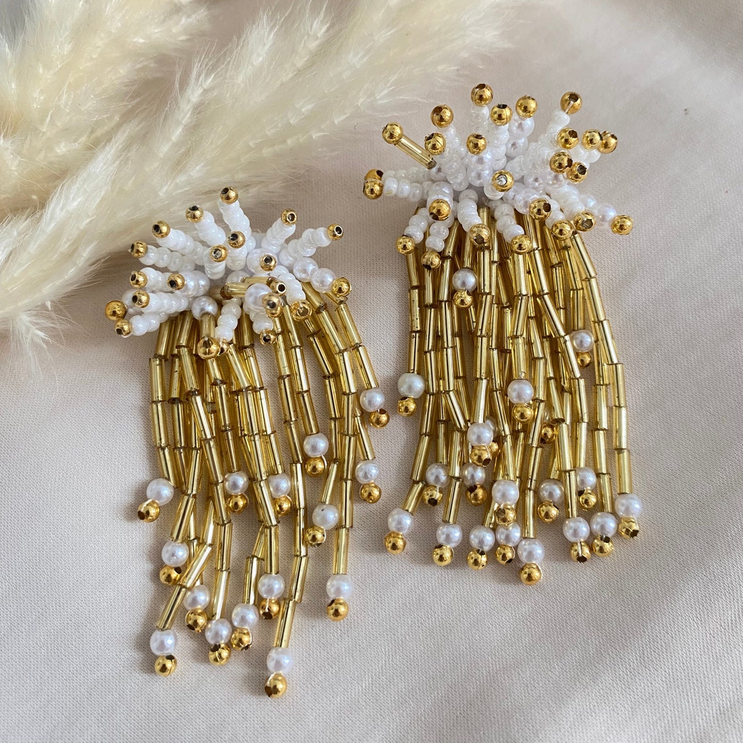 Aretes hechos a mano con piedras mostacillas, blanco y dorado