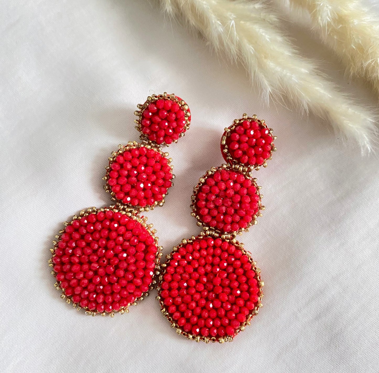 300 Aretes triple círculo mostacilla rojos