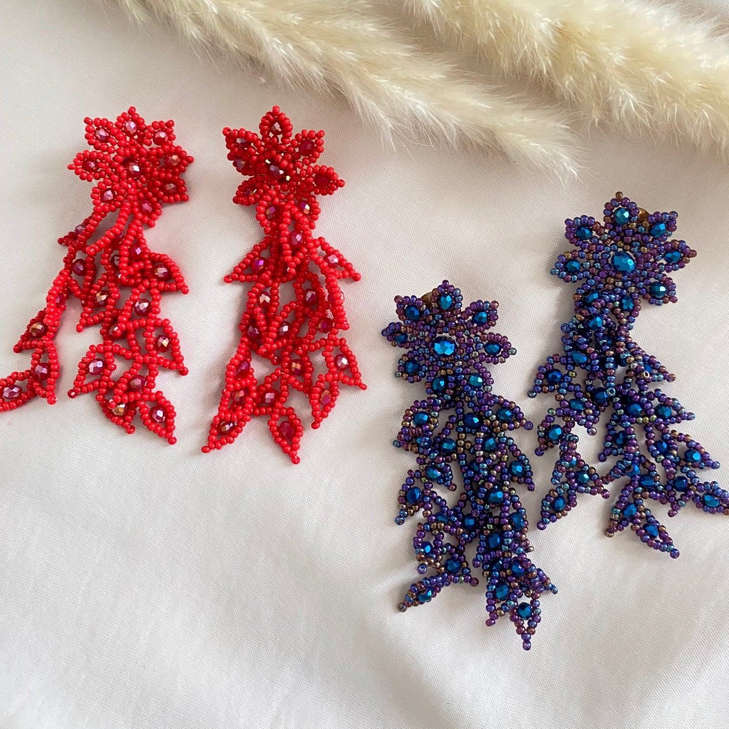 Aretes flor artesanal hecho a mano con piedras mostacilla roja y azul