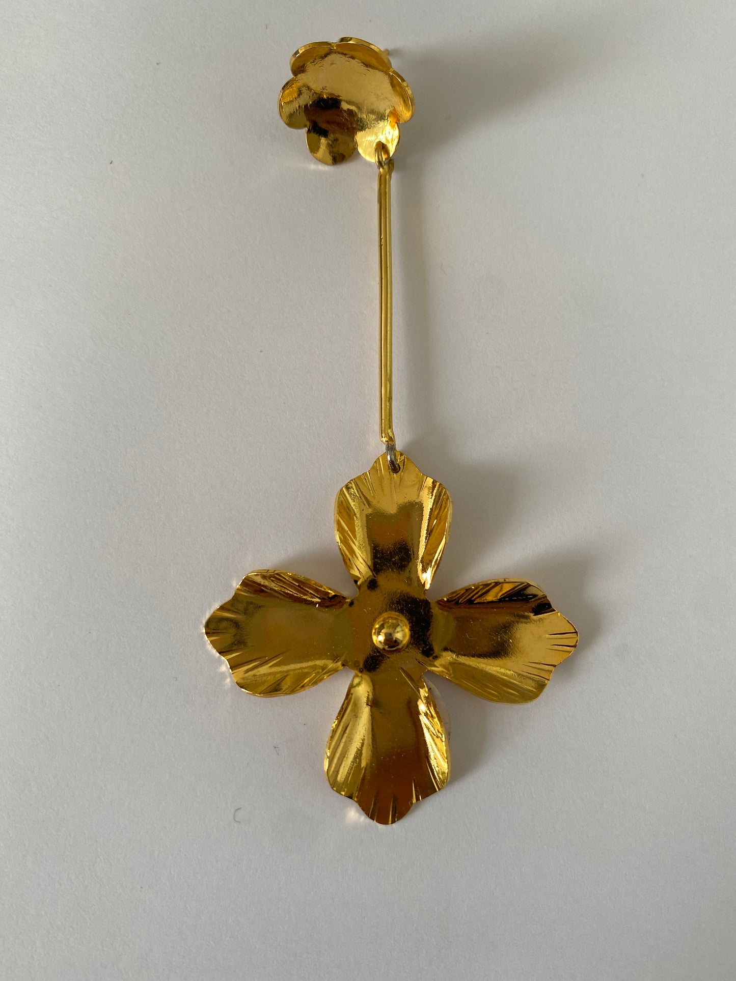 410 Aretes flor sencilla colgada orfebreria