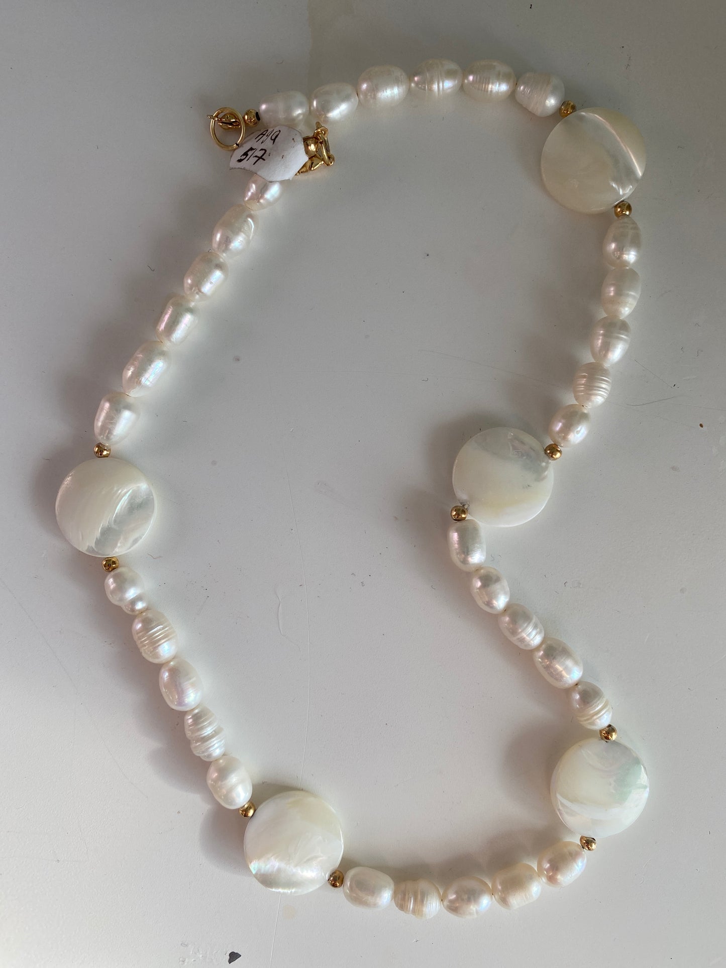 517 Collar de perlas claras medianas con nacar