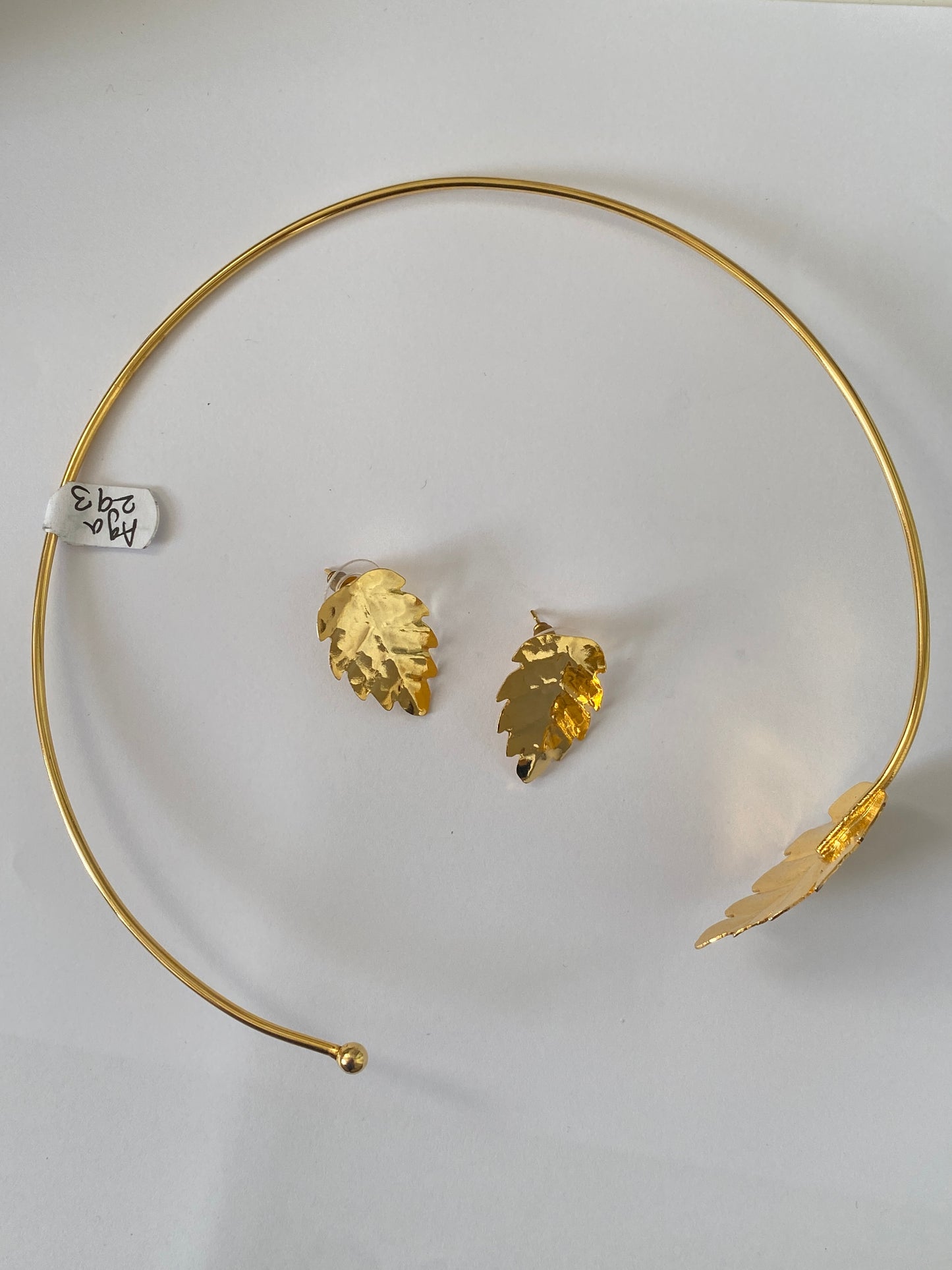 293 Gargantilla y topos hojas pequeñas y chicles con flor orfebreria