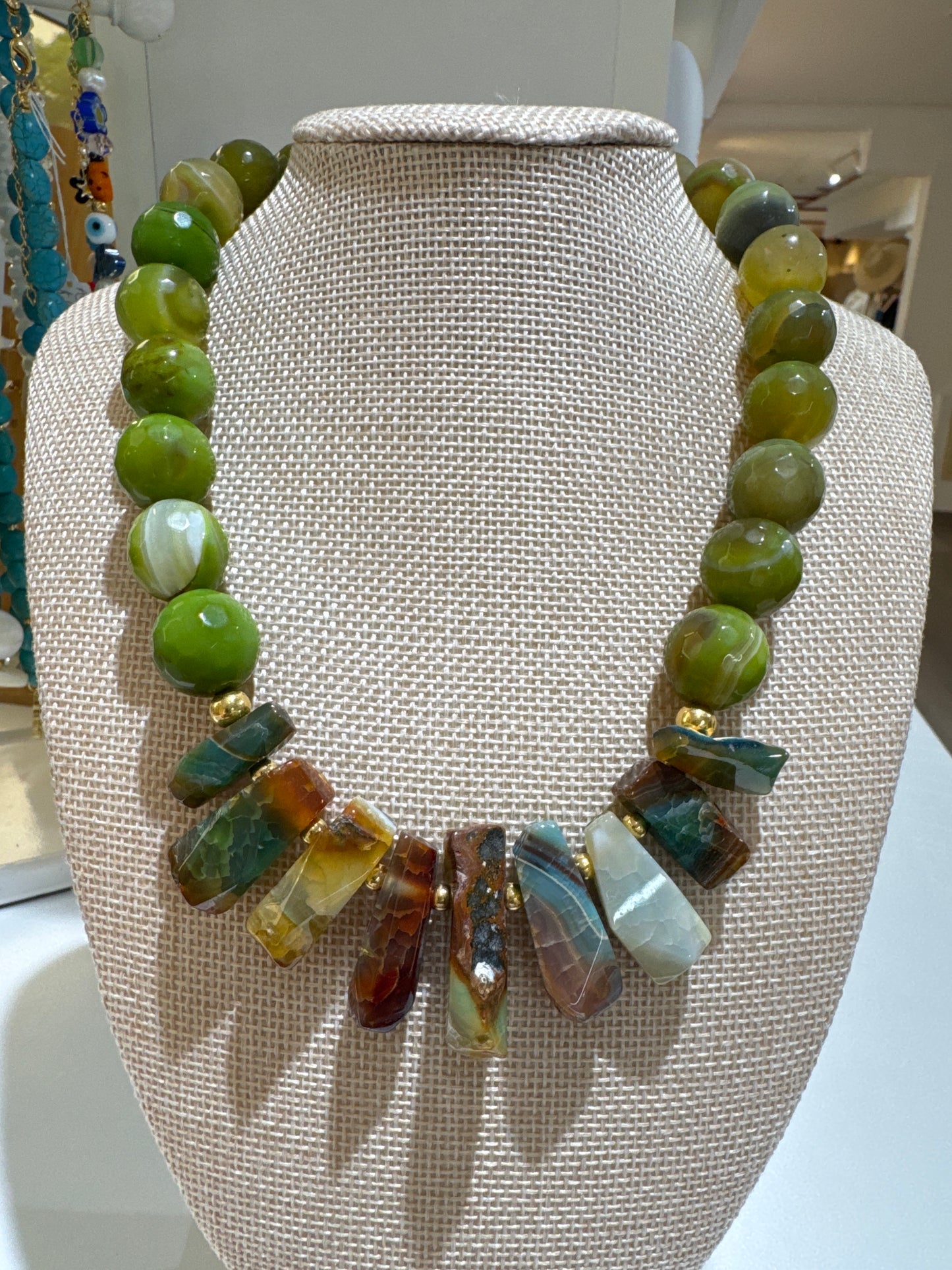 AG706 Collar de piedras naturales multiforma
