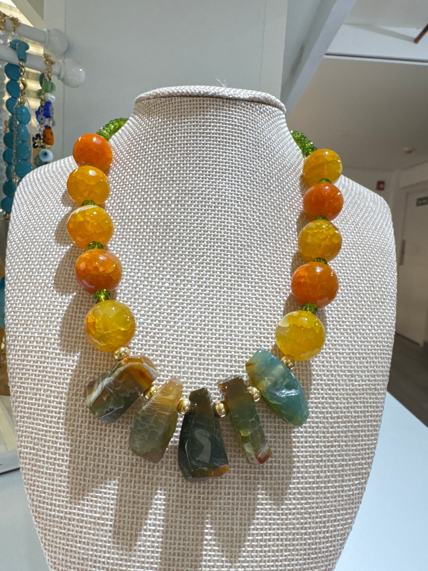 AG705 Collar de piedras naturales multiforma