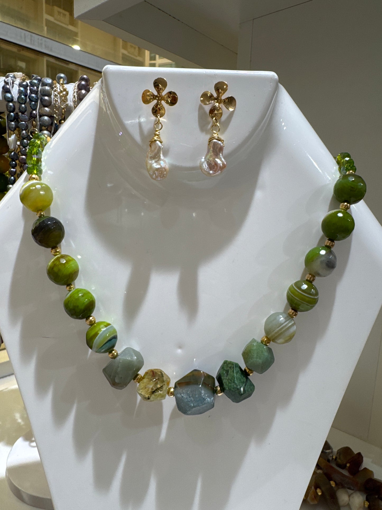 AG705 Collar de piedras naturales multiforma