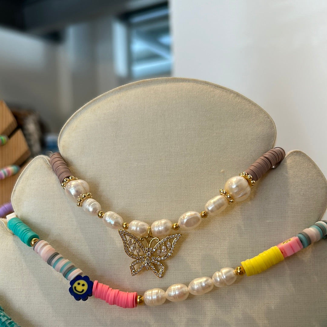 Choker fimu rosa + perlas + dije Mariposa