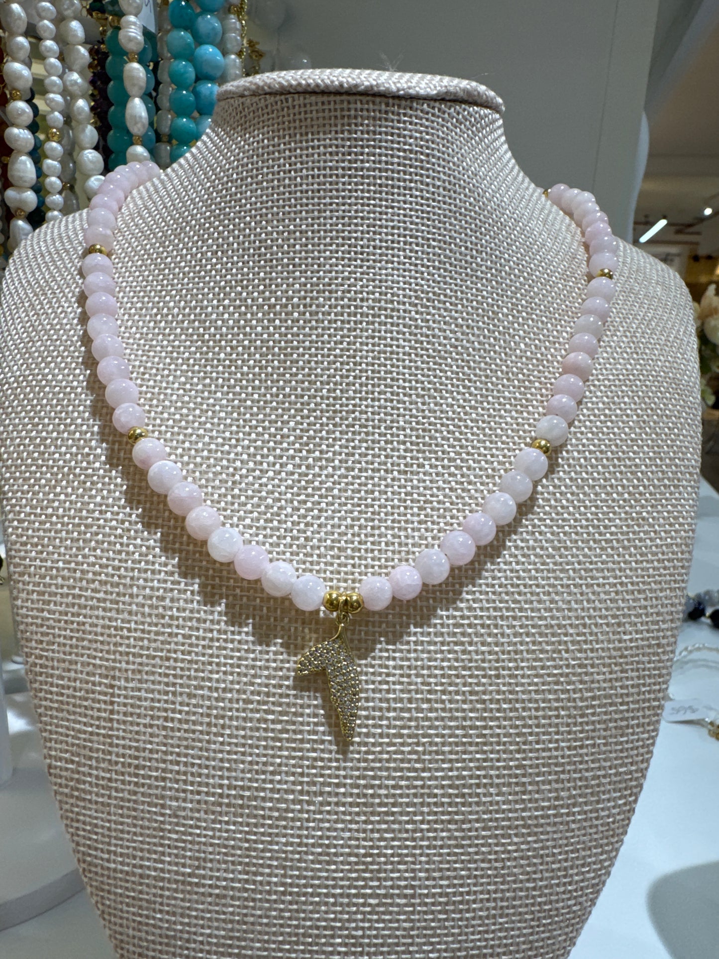AG100 Collar de piedra natural cuarzo rosa + dije rodio