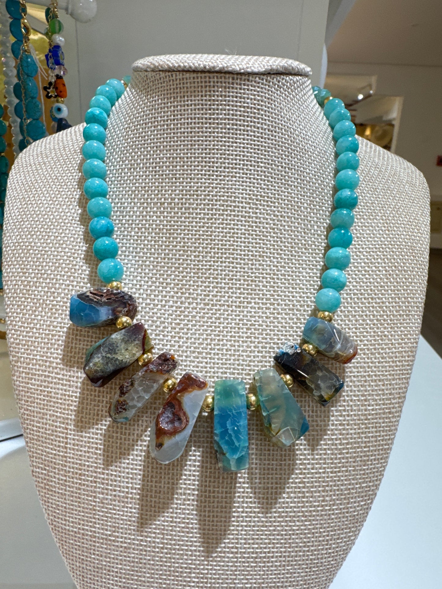 AG705 Collar de piedras naturales multiforma