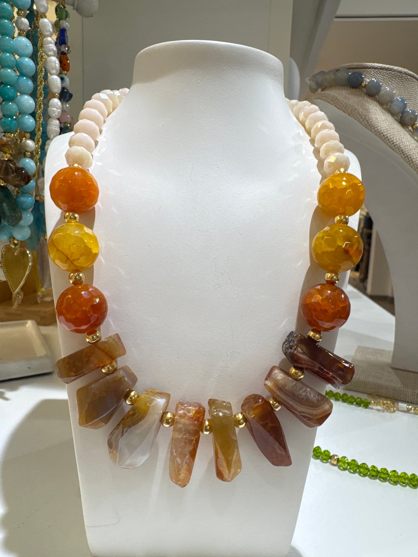 AG705 Collar de piedras naturales multiforma