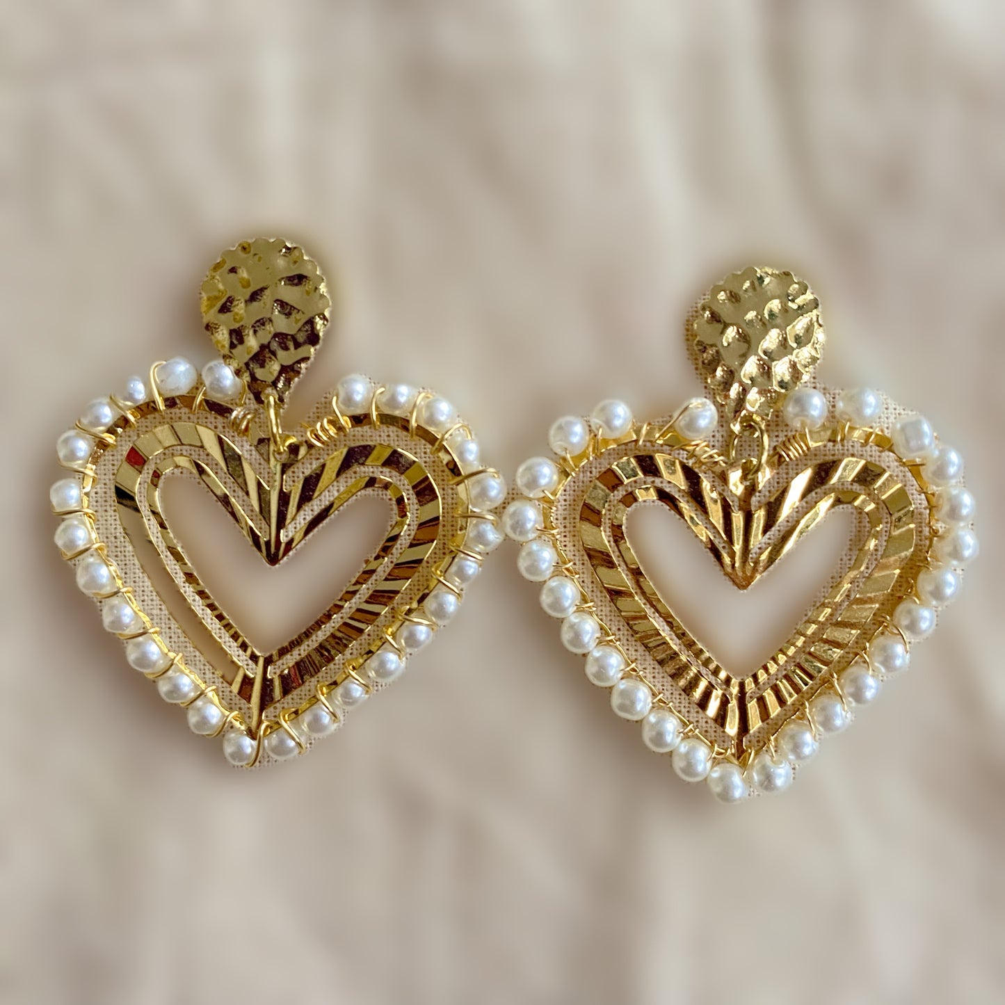 417 Aretes corazon perlas borde goldfilled