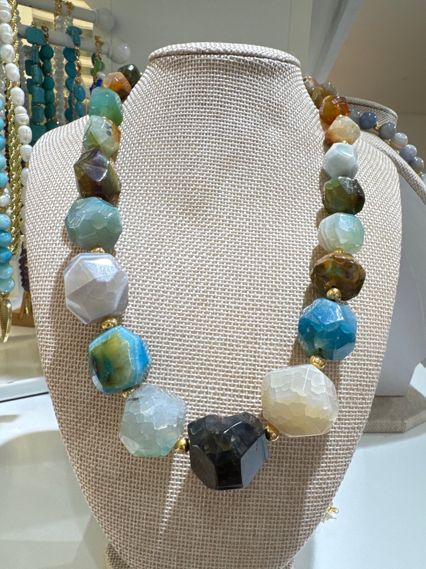 AG706 Collar de piedras naturales multiforma