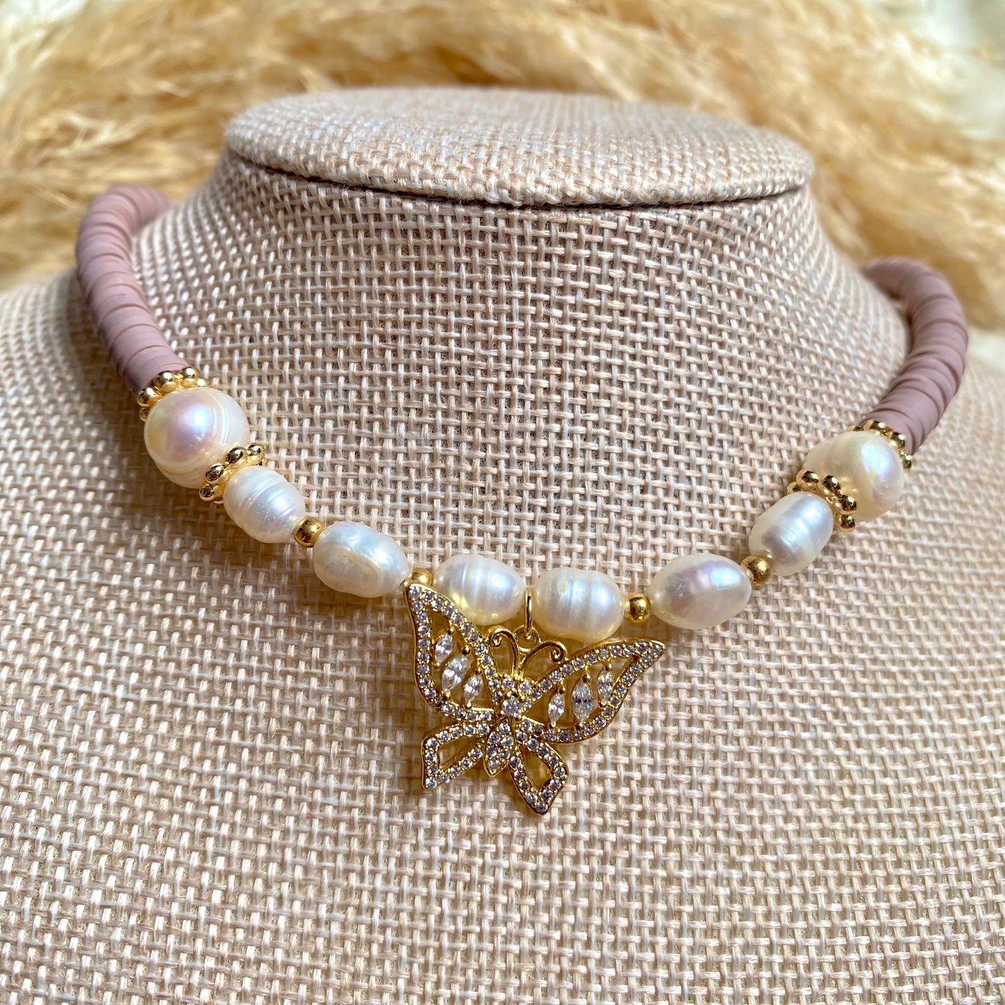 Choker fimu rosa + perlas + dije Mariposa