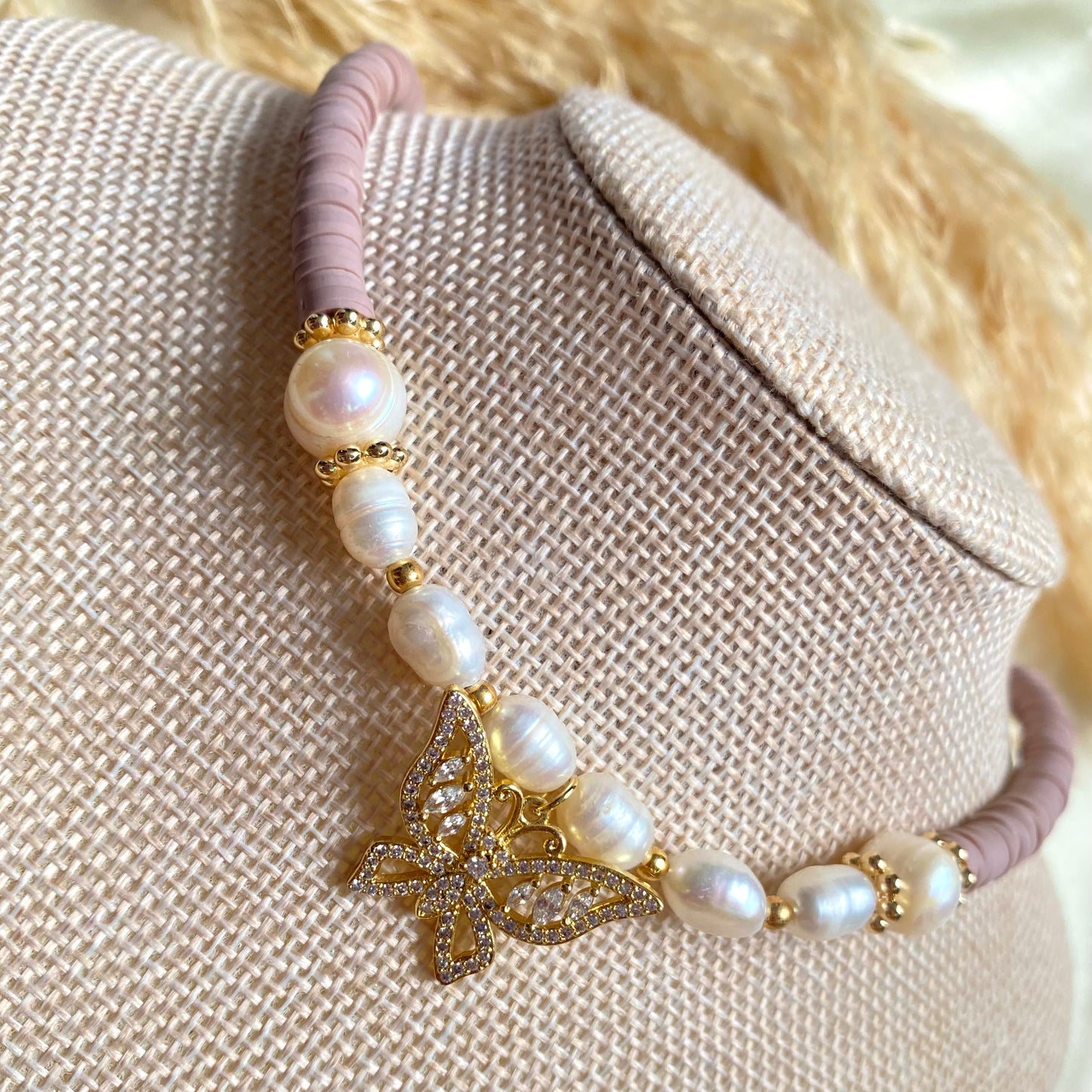 Choker fimu rosa + perlas + dije Mariposa
