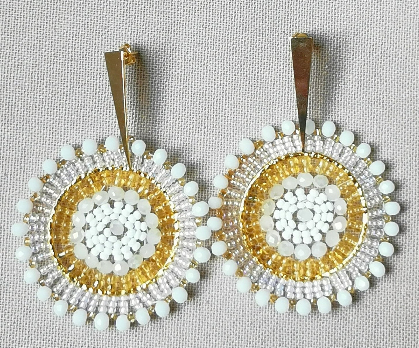 58 Aretes mostacilla blancos sencillos