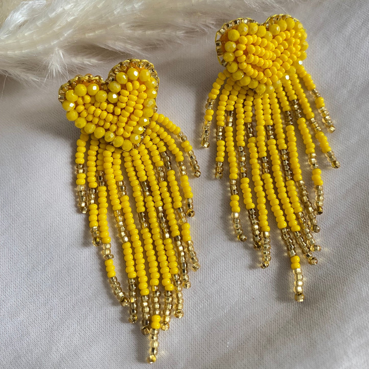 367 Aretes corazón y tiras mostacilla amarillos