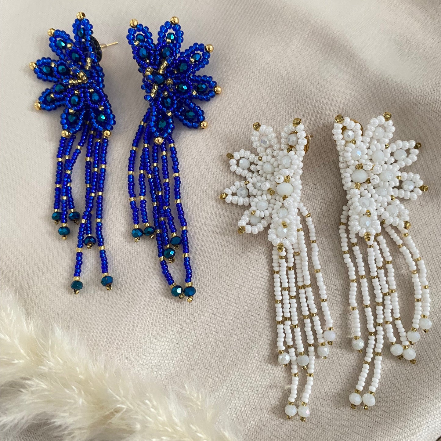 415 Aretes media flor doble con tiras mostacilla